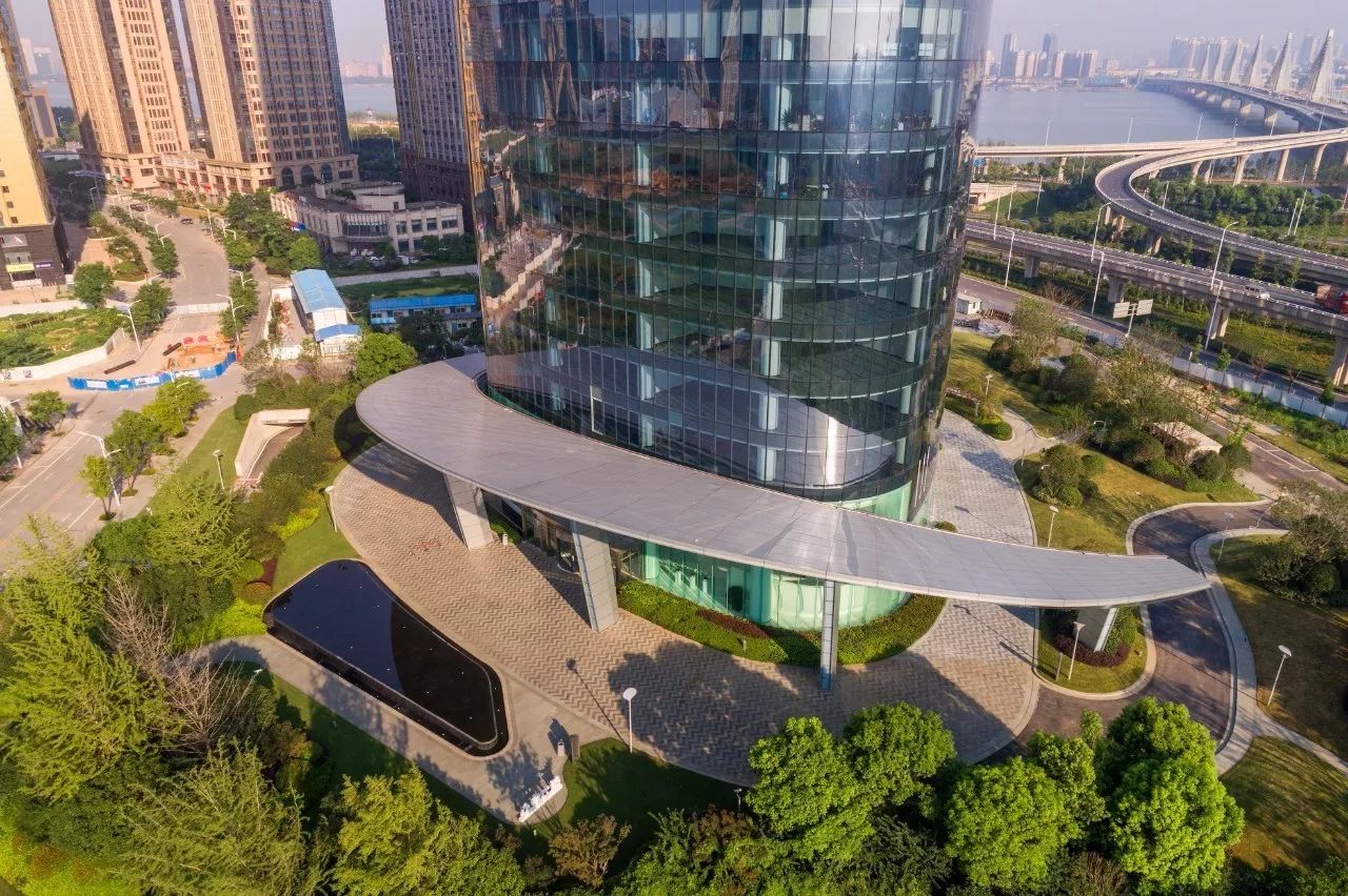 南昌新力中心塔樓直接落地，無裙房