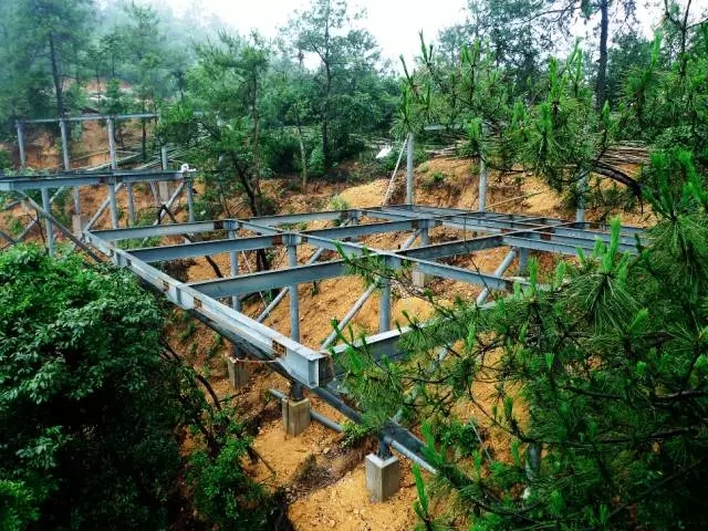 裸心堡采用了輕質結構、符合山地的吊腳樓結構