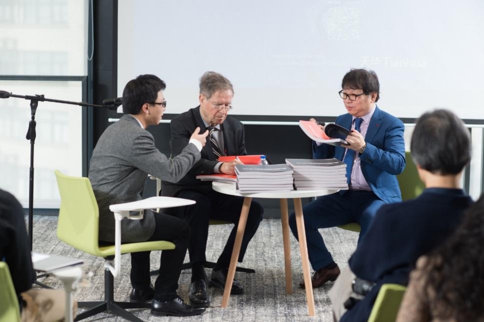 哈佛布斯克茨教授、楊丁亮老師與天華集團(tuán)總建筑師黃向明現(xiàn)場書籍簽發(fā)